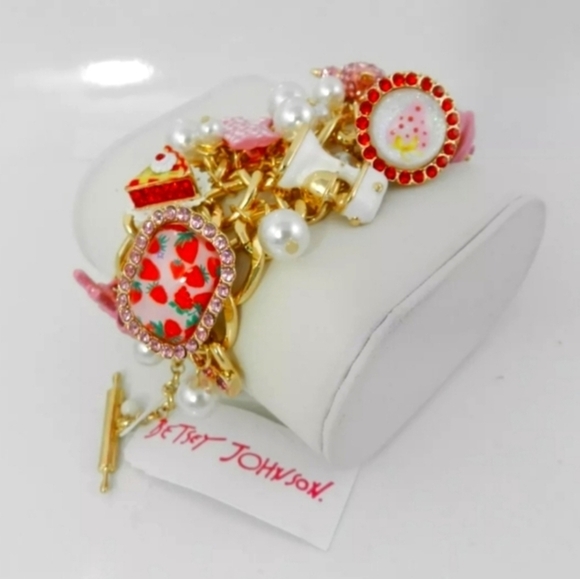 ❤️🔹️BETSEY JOHNSON🔹️ CHARM BABY CAKES BRACELET BAKING GOLDTONE RETAIL $128 - Picture 4 of 7
